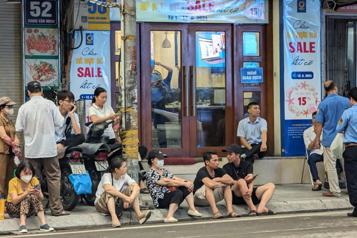 Nhiều người xếp hàng từ 6h sáng với hi vọng có cơ hội mua vàng miếng