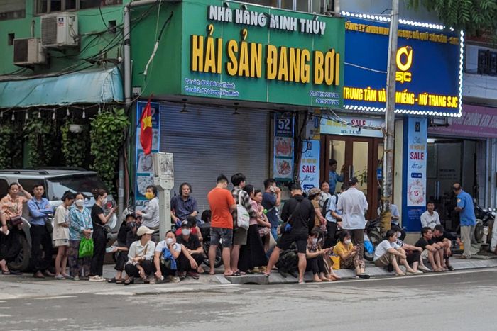 Hơn 6h sáng, tại một cửa hàng vàng SJC trên phố Giang Văn Minh, người dân đã xếp hàng dài chờ đến lượt vào mua vàng