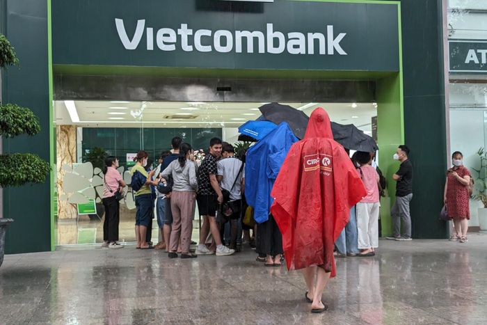 Cơn mưa lớn đổ xuống cũng không ngăn người đến xếp hàng chờ mua vàng