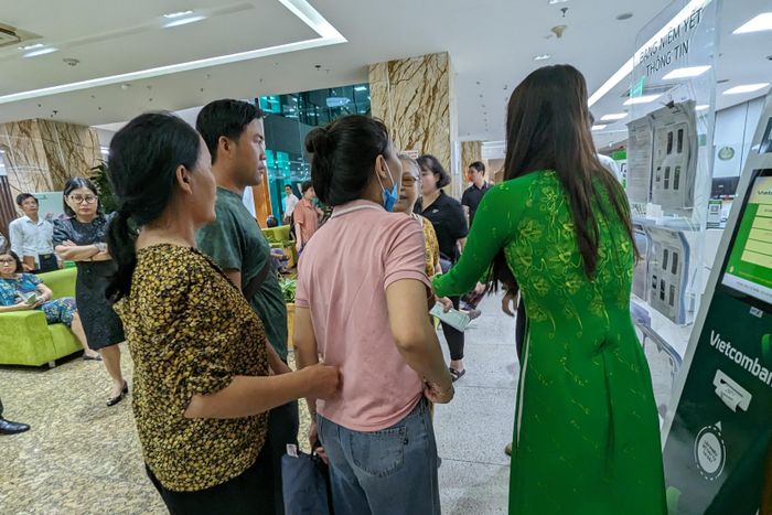 Ngân hàng chỉ phát số cho 50 người. Nhiều người đành phải ra về