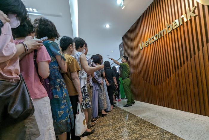 8h, ngân hàng mở cửa cho người dân vào mua hàng. Công tác giữ trật tự rất vất vả, vì những cãi vã ai đến trước, ai đến sau