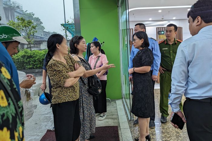 Nhiều người thắc mắc với cán bộ ngân hàng khi đã xếp hàng đến lần thứ 5 nhưng vẫn chưa đến lượt mua vàng