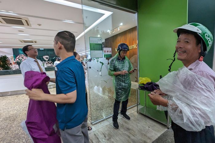 Hơn 8h, nhiều người vẫn đội mưa đến để mua vàng và đành ra về vì hết lượt