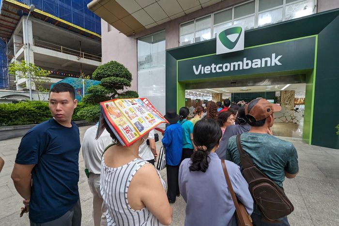 Chuyên gia kinh tế, PGS, TS Đinh Trọng Thịnh (Học viện Tài chính) dự đoán: Trong những ngày tới, NHNN có thể đưa giá bán vàng ngày hôm sau thấp hơn ngày hôm trước, từ đó giảm dần giá vàng trong nước.