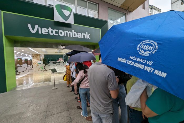 Chuyên gia cũng cho rằng trong những ngày tới, giá vàng trong nước còn tiếp tục giảm. Vì vậy, người dân cần bình tĩnh, không nên đổ xô đi mua vàng.