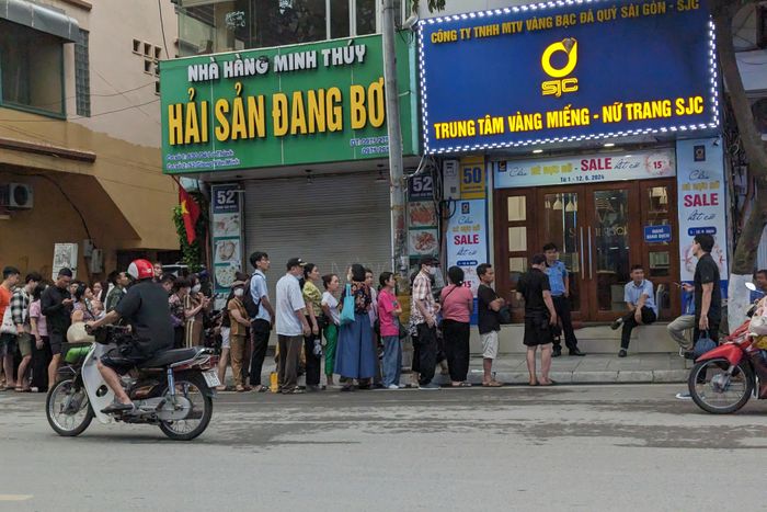 Cuối giờ chiều 4/6, giá vàng SJC tại Công ty SJC vẫn duy trì mua vào - bán ra là 77,48 – 78,98 triệu đồng/lượng, giảm 500.000 đồng/lượng mua vào và 1 triệu đồng/lượng bán ra so với phiên cuối ngày 3/6.