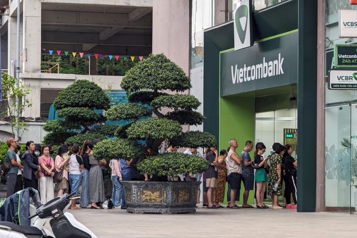 Tại chi nhánh Ngân hàng Vietcombank trên phố Cát Linh, mới 7h sáng đã có 2 hàng dài người xếp hàng chờ mua vàng
