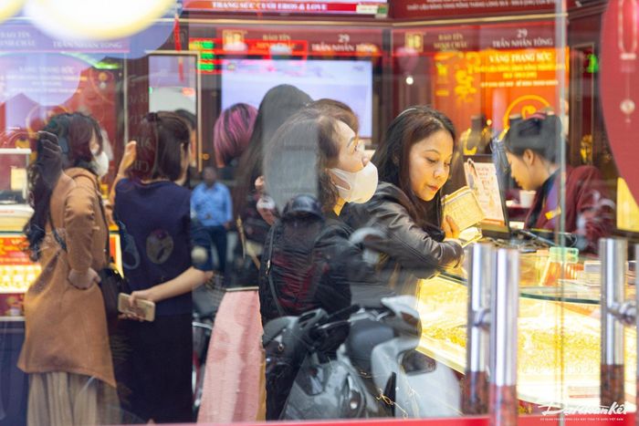 Người dân không cần phải chen chúc đi mua vàng.
