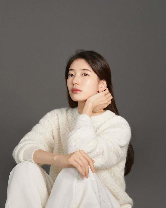 Suzy bắt đầu sự nghiệp với vai trò thần tượng trong nhóm nhạc nữ Miss A