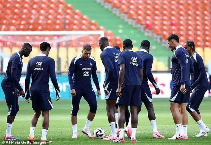 Hiện tại, Mbappe đang tập luyện cùng các đồng đội ở tuyển Pháp trước giải vô địch châu Âu vào cuối tháng này. Ảnh: AFP