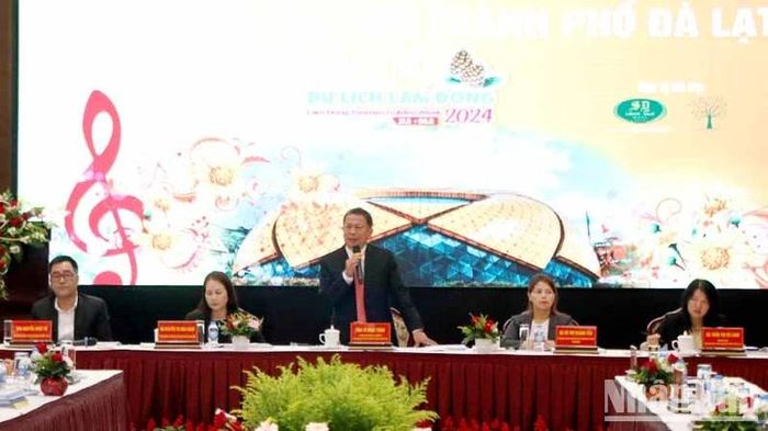 Phó Chủ tịch Ủy ban nhân dân thành phố Đà Lạt Võ Ngọc Trình phát biểu ý kiến tại tọa đàm.