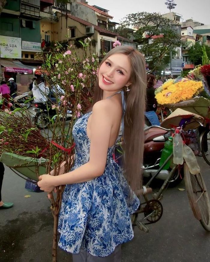 "21 năm cuộc đời chưa bao giờ ngửa tay xin tiền ai ngoài bố mẹ ruột. Mỗi ngày đều phải đi làm để tự lo cho bản thân và gia đình. Vậy mà lúc nào cũng bị mang danh "ăn bám", "đào mỏ". Thêu dệt những câu chuyện đọc xong chỉ thấy sao mà đáng sợ", Xoài Non cho biết.