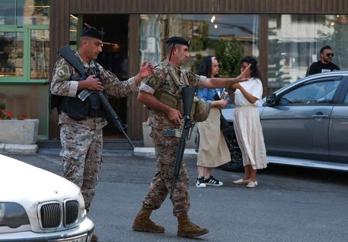 Lực lượng quân đội Lebanon kiểm soát tình hình an ninh ở Awkar sau vụ tấn công Đại sứ quán Mỹ. (Nguồn: Reuters)