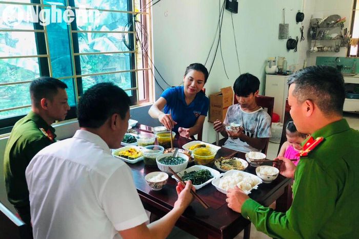 Lê Văn Cường được cán bộ Công an đón về ăn cơm trưa tại đơn vị. Ảnh: CSCC