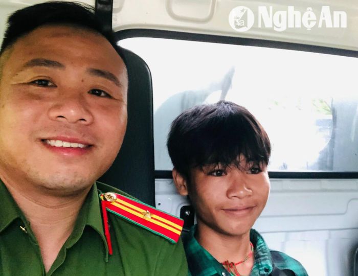 Thí sinh Lê Văn Cường vui vẻ khi được ngồi trên chiếc xe chuyên dụng của Công an xã Môn Sơn đến điểm thi. Ảnh: CSCC