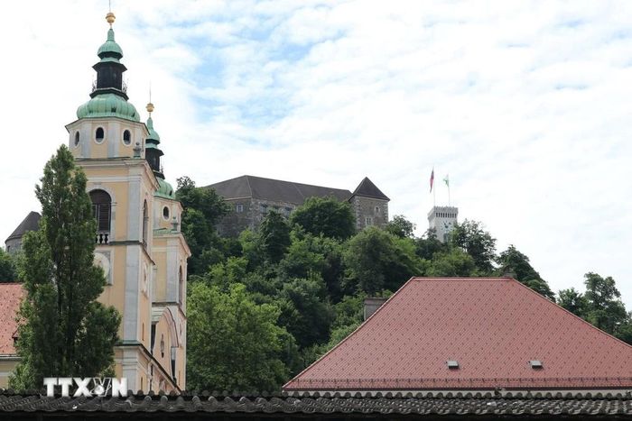  Nhà thờ Thánh Nikolaj và Lâu đài Ljubljanski. (Ảnh: Ngọc Biên/TTXVN) 