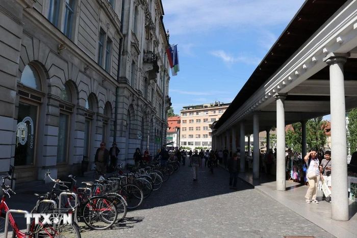  Xe đạp phía trước Tòa Thị chính Ljubljana. (Ảnh: Ngọc Biên/TTXVN) 