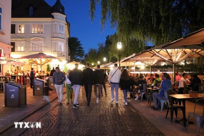  Ưu tiên không gian đô thị cho người đi bộ cũng góp phần phát triển kinh tế đêm của Ljubljana. (Ảnh: Ngọc Biên/TTXVN) 