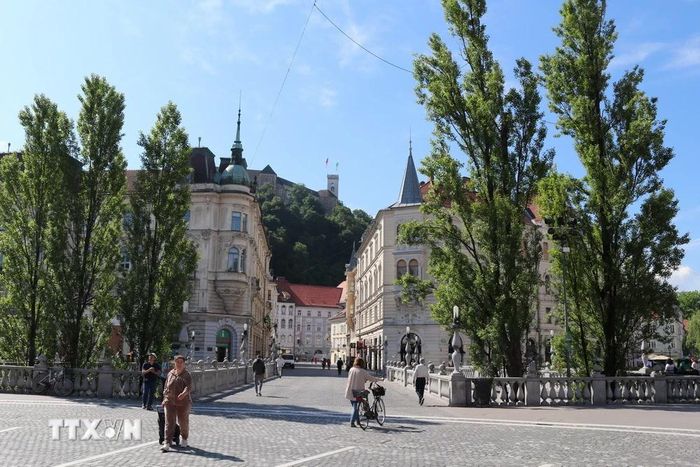  Cây cầu Ba làn (Tromostovje) độc đáo tại Ljubljana. (Ảnh: Ngọc Biên/TTXVN) 