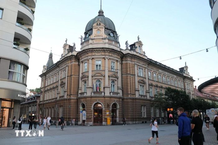  Vỉa hè rộng dành cho xe đạp và người đi bộ hai bên tuyến phố chạy qua Bưu điện Ljubljana. (Ảnh: Ngọc Biên/TTXVN) 