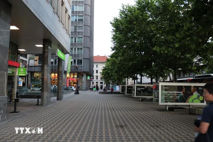  Vỉa hè rộng được phân làn cho người đi bộ và xe đạp tại thủ đô Ljubljana, Slovenia. (Ảnh: Ngọc Biên/TTXVN) 
