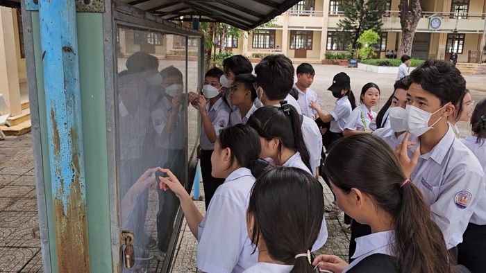 Các thí sinh chuẩn bị cho kỳ thi tuyển sinh lớp 10 vào sáng nay.