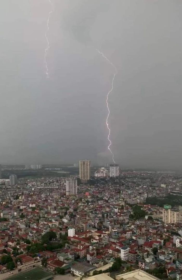 Sét đánh vào sáng sớm trên bầu trời Hà Nội.