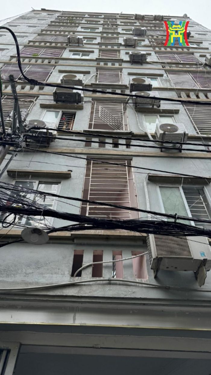 Hình ảnh mặt tiền nhà chung cư mini xảy ra cháy.