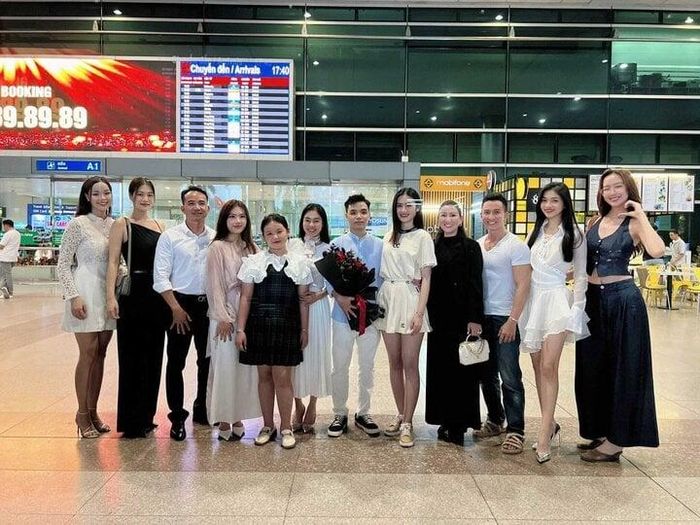 Gia đình, người thân và bạn trai đón Hoa hậu Ý Nhi trở về sau thời gian du học.
