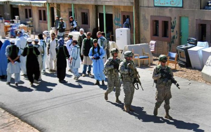 Lính Mỹ đi qua một đám đông người Afghanistan ở khu định cư mô phỏng Ertebat Shar, họ phải phân biệt được đâu là dân thường, đâu là quân nổi dậy.