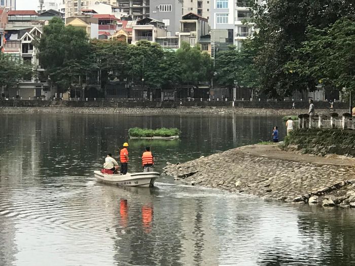 Nhân viên của Công ty một thành viên thoát nước Hà Nội đã nhanh chóng có mặt khảo sát