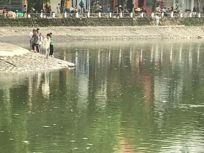 Nhiều người dân đi bắt cá nổi trên hồ