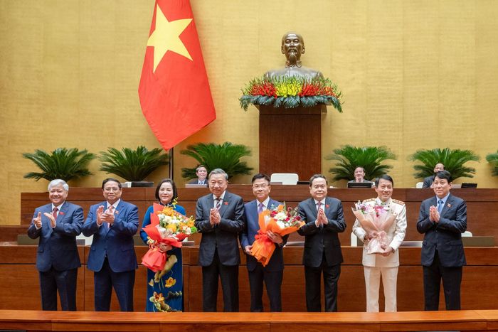  Lãnh đạo Đảng và Nhà nước tặng hoa chúc mừng các nhân sự vừa được Quốc hội bầu và phê chuẩn bổ nhiệm. Ảnh: Phạm Kiên. 