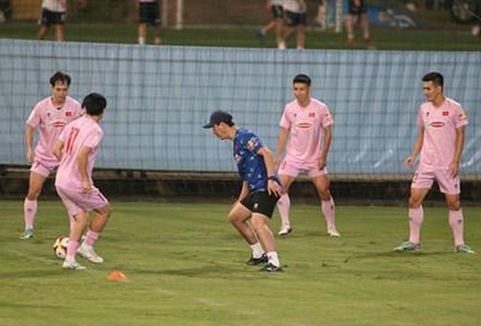 Huấn luyện viên Kim Sang-sik chơi bóng cùng các cầu thủ đội tuyển Việt Nam.