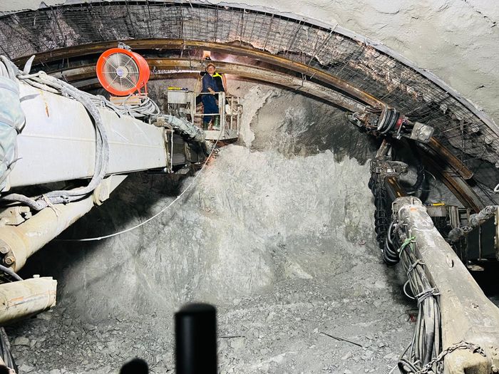 Tuy nhiên, hầm số 3 có địa chất phức tạp nên công tác thi công được nhà thầu triển khai rất thận trọng nhằm đảm bảo chất lượng, an toàn. Đến nay, ống hầm trái đã đào được 1.100m dài, ống hầm phải đã đào được 1.148m.