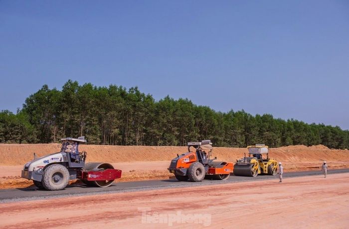 Hiện toàn dự án cao tốc Quảng Ngãi - Hoài Nhơn đang triển khai 43 mũi thi công với gần 3.400 nhân sự và hơn 1.380 đầu máy thiết bị. Sản lượng thực hiện tính đến hết tháng 5/2024 đạt hơn 4.000 tỷ đồng, tương ứng hơn 27% tổng khối lượng.