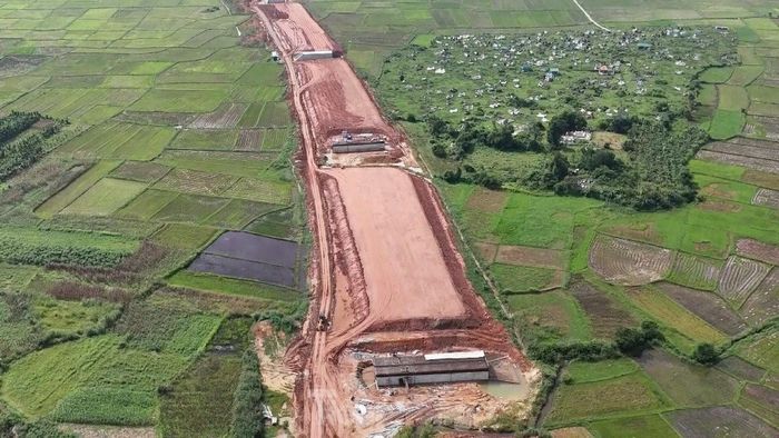 Sau 17 tháng thi công, cao tốc Quảng Ngãi - Hoài Nhơn đã thành hình rõ nét, một số hạng mục thi công vượt tiến độ đề ra, nhiều đoạn đã được đắp nền, rải đá cấp phối.
