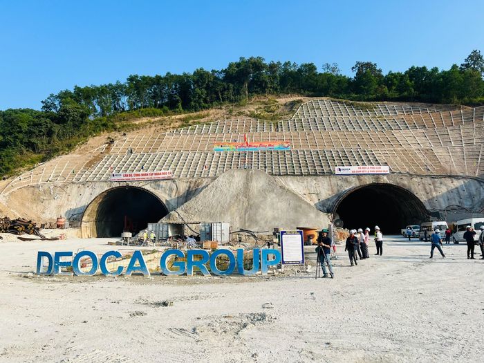 Dự án có chiều dài 88 km, tổng mức đầu tư hơn 20.400 tỷ đồng. Trong đó đoạn qua địa phận tỉnh Quảng Ngãi dài 60,3 km, qua tỉnh Bình Định dài 27,7 km. Giai đoạn 1, cao tốc Quảng Ngãi - Hoài Nhơn có quy mô 4 làn xe, vận tốc 80 km/h. Dự án do Ban Quản lý dự án 2, Bộ Giao thông vận tải làm chủ đầu tư. Theo kế hoạch, dự án phải hoàn thành toàn tuyến vào quý III năm 2026.