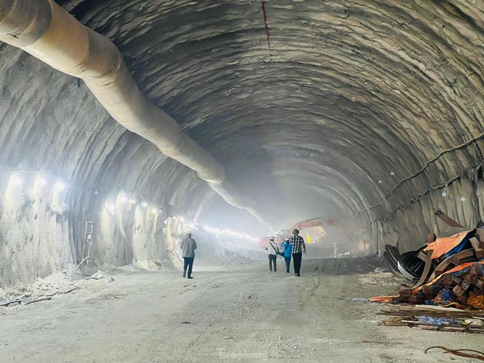 Cao tốc Quảng Ngãi - Hoài Nhơn là đoạn tuyến có nhiều hầm xuyên núi nhất trên cao tốc Bắc Nam. Trên tuyến cao tốc này có 3 hầm xuyên núi gồm hầm 1 hầm 2 thuộc gói XL2 và hầm 3 thuộc gói XL3. Trong đó, hầm số 1 có chiều dài 610 m, hầm số 2 dài 700 m và hầm số 3 là hầm cấp đặc biệt với chiều dài 3.200 m, cùng 77 cầu, 586 cống, 81 hầm chui dân sinh.