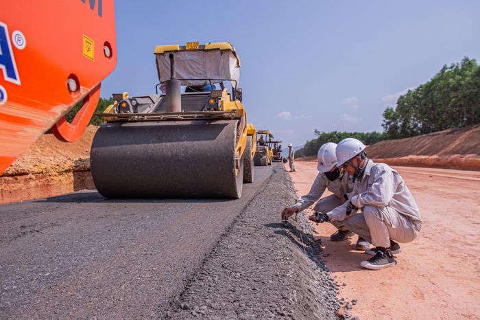 Theo kế hoạch, nhà thầu phấn đấu thực hiện khối lượng lũy kế toàn dự án hết năm 2024 đạt khoảng 7.500 tỷ đồng. Trong đó, hạng mục đường sẽ hoàn thành đắp đất nền đường và thi công một phần bê tông nhựa, các hạng mục an toàn giao thông.