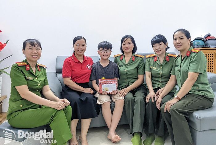 Các mẹ đỡ đầu thăm em Trần Nguyễn Đăng Khoa (ngụ phường Tân Phong, thành phố Biên Hòa). Ảnh: N.Minh