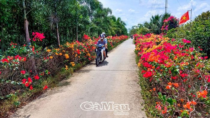 Xã xây dựng các tuyến đường hoa, tuyến đường sạch đẹp, an toàn với tổng chiều dài 13,3 km. (Trong ảnh: Tuyến lộ ở ấp Công Ðiền).