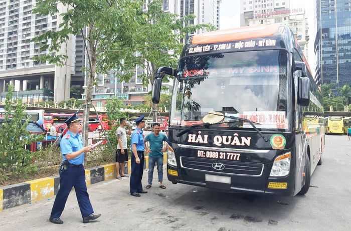 Thanh tra Sở Giao thông vận tải Hà Nội kiểm tra một xe khách tại Bến xe Mỹ Đình (quận Nam Từ Liêm). Ảnh: Tuấn Lương.