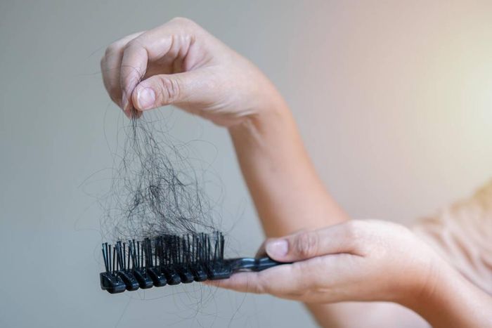 Không có mối liên hệ trực tiếp nào giữa tình trạng rụng tóc và tần suất gội đầu.