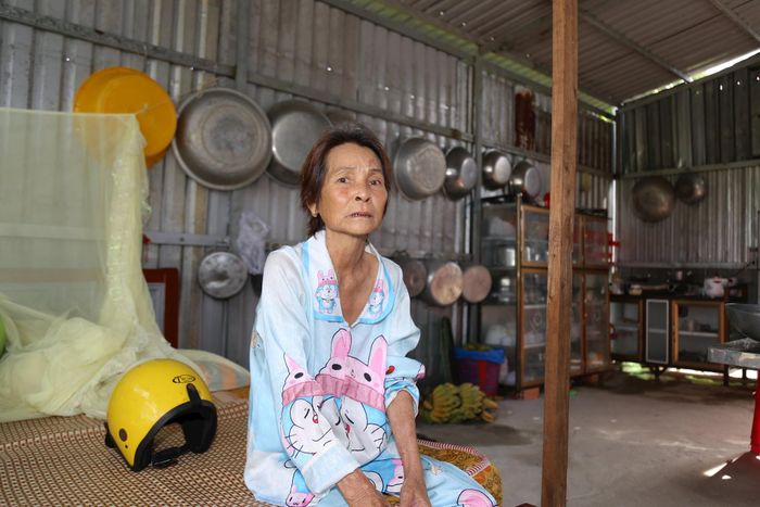 Bà Phạm Thị Ngọt (56 tuổi, trú tại đường tỉnh 965, xã An Minh Bắc, huyện U Minh Thượng) phải sống trong căn nhà tạm dựng bằng mấy tấm tôn tháo từ mái nhà vừa sập do sụp lún.