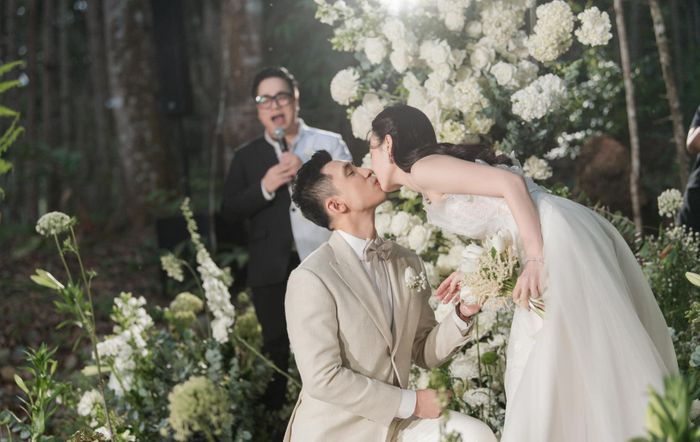 “Vậy mà ở lần 2 này, anh ấy vẫn khóc nhưng lần này khóc đẹp hơn xíu. Mình cám ơn bạn bè đã yêu thương 2 đứa, đến cười và khóc cùng tụi mình cho khoảnh khắc này. Tiếc là tụi mình tổ chức ở xa nên có một số bạn bè không tham gia được, nhưng hẹn mọi người vào tiệc cưới chính thức của tụi mình ở TP.HCM nhé. Cám ơn những người bạn đã hỗ trợ tụi mình rất nhiệt tình”, Midu kể.
