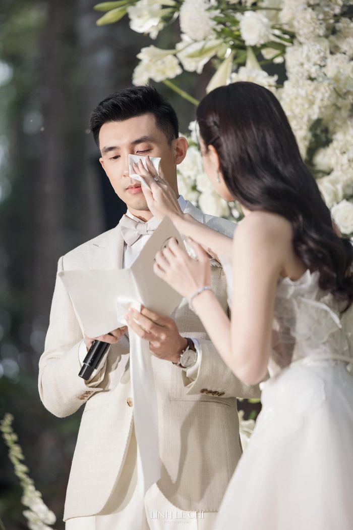 Chú rể Minh Đạt xúc động bật khóc trong buổi lễ. Trước đó ít ngày, Midu chia sẻ bộ ảnh cưới được chụp tại Paris (Pháp), đồng thời lần đầu lộ diện gương mặt và danh tính chồng. Chồng của Midu là thiếu gia Minh Đạt, con trai ông Trần Duy Hy - Tổng giám đốc công ty nhựa Duy Tân. Trần Minh Đạt tốt nghiệp thạc sĩ Quản trị Kinh doanh tại Đại học California, Mỹ và hiện là giám đốc vận hành của công ty Plascene, chi nhánh của nhựa Duy Tân.