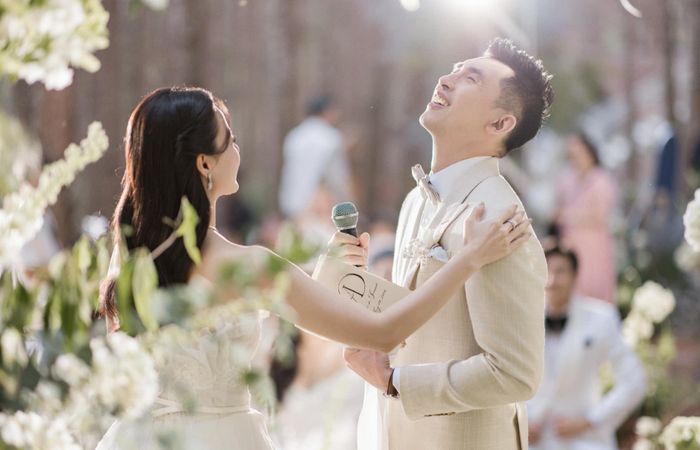 “Mình định giữ lại những hình ảnh về buổi tiệc nhỏ của tụi mình ở Đà Lạt để tạo bất ngờ cho mọi người trong đám cưới. Nhưng gần đây hình ảnh buổi tiệc bị rò rỉ khá nhiều và để tránh những thông tin sai lệch nên mình quyết định chia sẻ sớm hơn”, Midu cho biết.