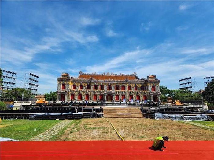 Lần đầu tiên sân khấu chính của các chương trình được lấy khung nền là điện Kiến Trung của kinh thành Huế. Ảnh: Tường Vi/TTXVN