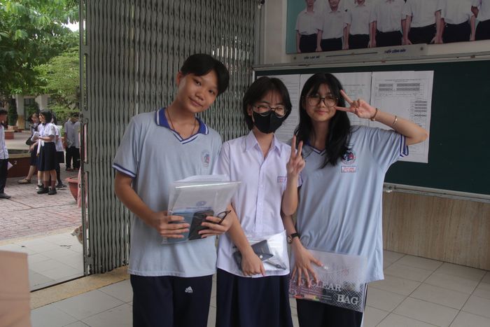  Dù kết quả bài thi môn Toán không như kỳ vọng nhưng nhiều thí sinh cho biết khá nhẹ nhõm vì đã hoàn thành kỳ thi tuyển sinh lớp 10. Ảnh: THU TÂM 